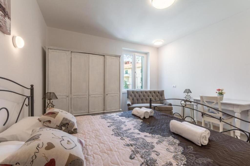 Apartments And Room Poesia Split Exterior photo